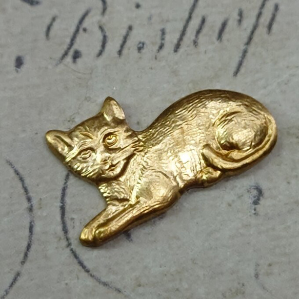 BEHOLD− 猫 左向き カン無し 2個 真鍮製 ネコ アメリカ製 スタンピング ヴィンテージ風 2枚目の画像