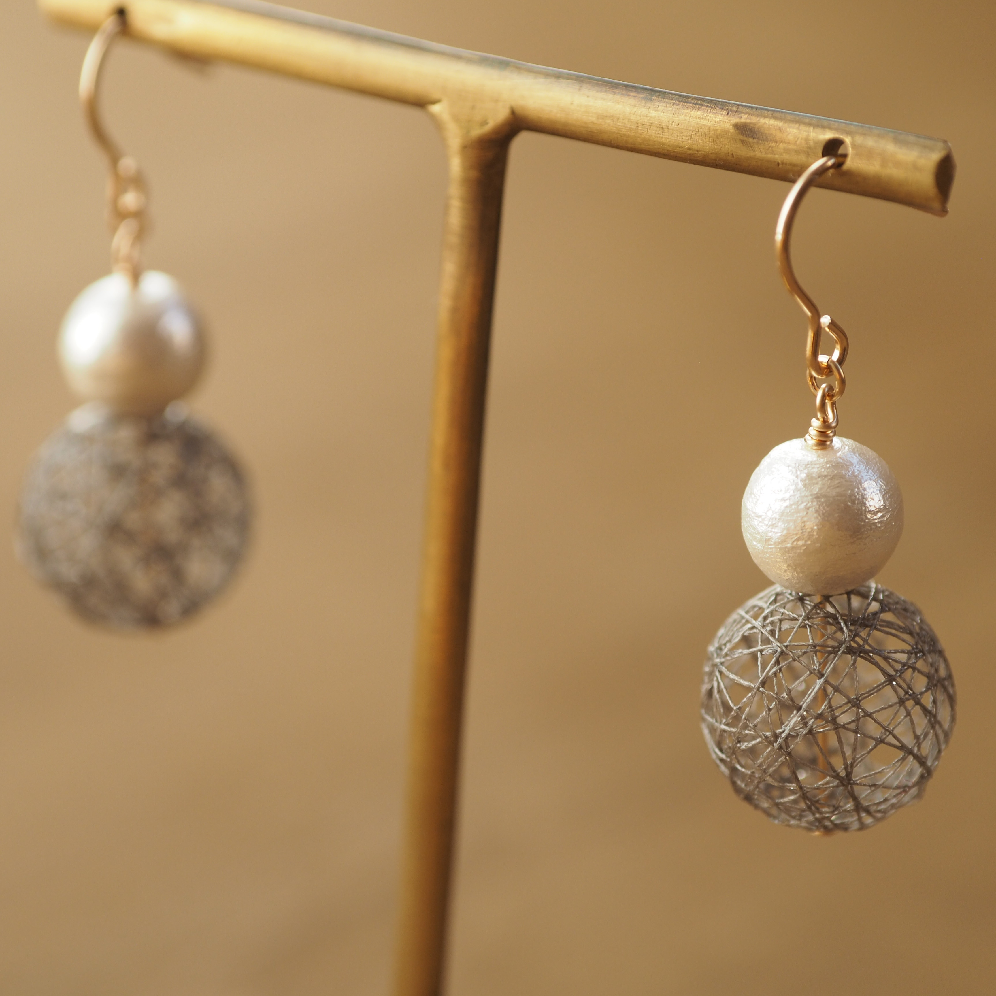 ひらり・糸玉　雪だるまピアス　チャコールグレー [K14gf/チタン/樹脂]