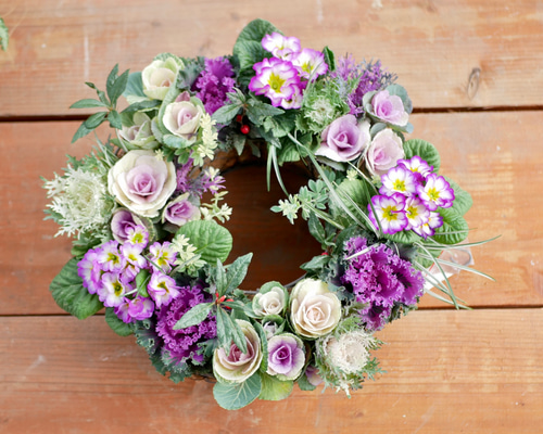 心に寄り添う 寄せ植え 葉牡丹がお花のようにみえる エレガントな