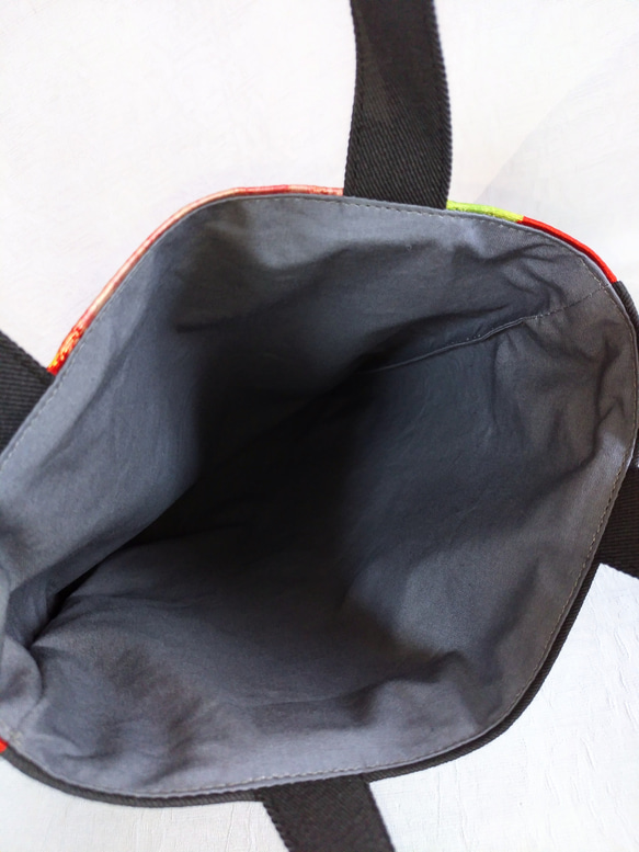 トートバッグ　帆布　帯使用　表花柄　反対側黒　着物地　和柄　裏地付き　エコバッグ 4枚目の画像