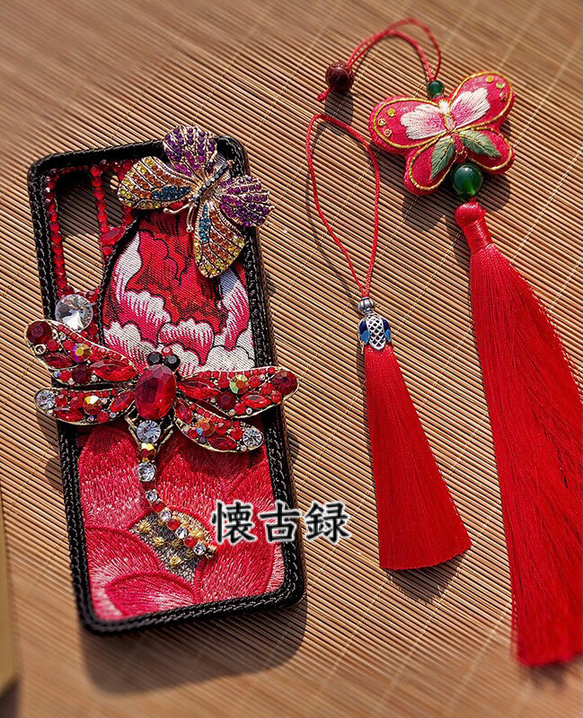 赤トンボと蝶と牡丹と蓮 刺繍 ラインストーン 花刺繍のタッセルストラップ付き デコ スマホケース エレガント レッド 赤 16枚目の画像