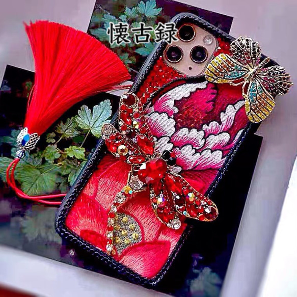赤トンボと蝶と牡丹と蓮 刺繍 ラインストーン 花刺繍のタッセルストラップ付き デコ スマホケース エレガント レッド 赤 3枚目の画像