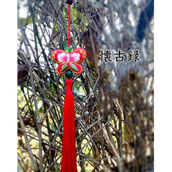 赤トンボと蝶と牡丹と蓮 刺繍 ラインストーン 花刺繍のタッセルストラップ付き デコ スマホケース エレガント レッド 赤 20枚目の画像