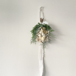 布リボンで飾るスワッグブーケ ホワイトクリスマス スワッグ Mel-co