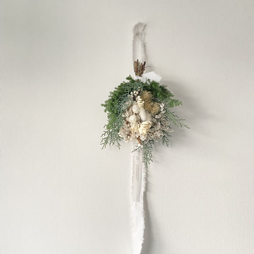 布リボンで飾るスワッグブーケ ホワイトクリスマス スワッグ Mel-co