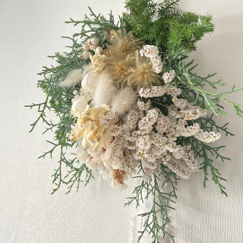 布リボンで飾るスワッグブーケ ホワイトクリスマス スワッグ Mel-co