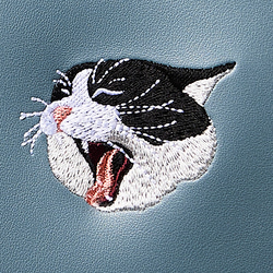 あくびする猫 ワンポイント スマホバッグ 刺繍 ポーチ 数量限定 4枚目の画像