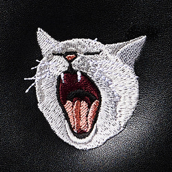 あくびする猫 ワンポイント スマホバッグ 刺繍 ポーチ 数量限定 2枚目の画像