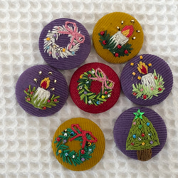 直径約4㎝ ビーズ刺繍の包みボタンブローチ☆クリスマス 10枚目の画像