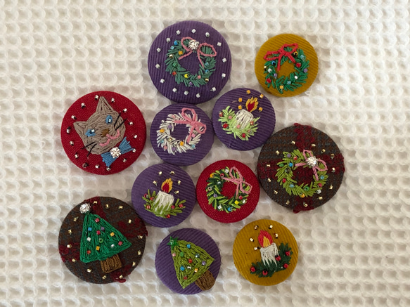 直径約4㎝ ビーズ刺繍の包みボタンブローチ☆クリスマス 9枚目の画像