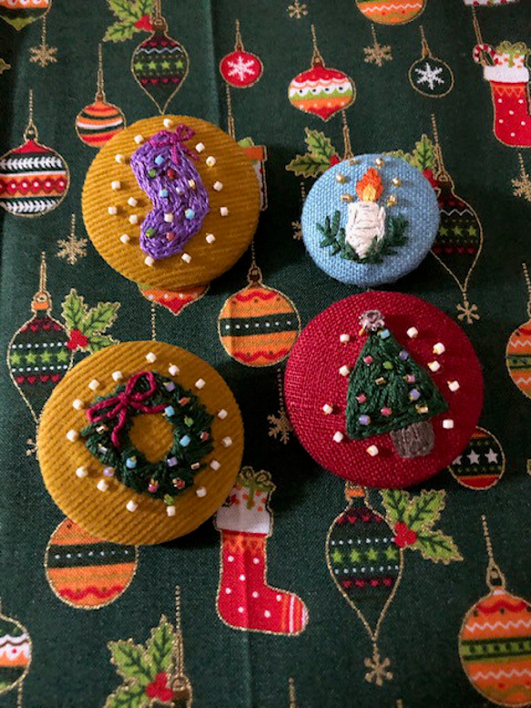直径約4㎝ ビーズ刺繍の包みボタンブローチ☆クリスマス 14枚目の画像