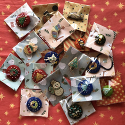 直径約4㎝ ビーズ刺繍の包みボタンブローチ☆クリスマス 11枚目の画像