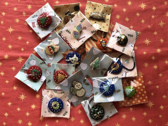 直径約4㎝ ビーズ刺繍の包みボタンブローチ☆クリスマス 5枚目の画像