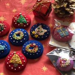 直径約4㎝ ビーズ刺繍の包みボタンブローチ☆クリスマス 7枚目の画像
