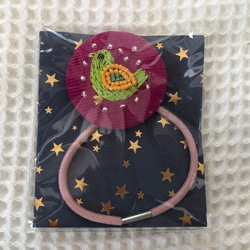 直径約4㎝ ビーズ刺繍の包みボタンブローチ☆ことり 1枚目の画像