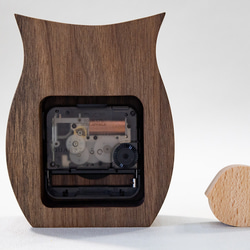 子ふくろうがついているふくろうの置き時計 3枚目の画像