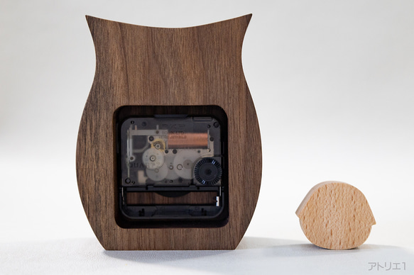 子ふくろうがついているふくろうの置き時計 3枚目の画像