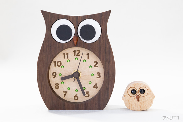 子ふくろうがついているふくろうの置き時計 2枚目の画像