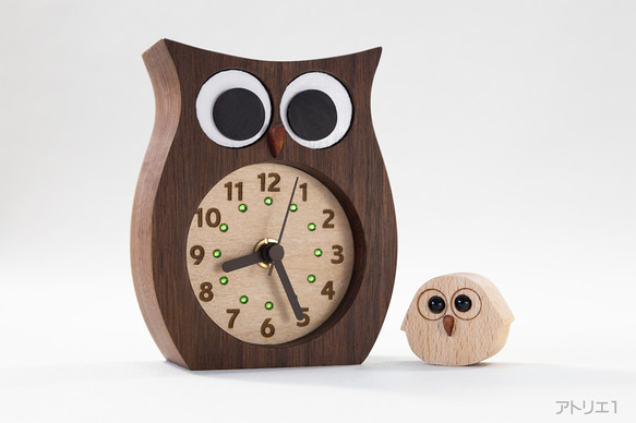 子ふくろうがついているふくろうの置き時計 1枚目の画像