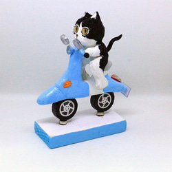 スクーターに乗るハチワレ猫 1枚目の画像
