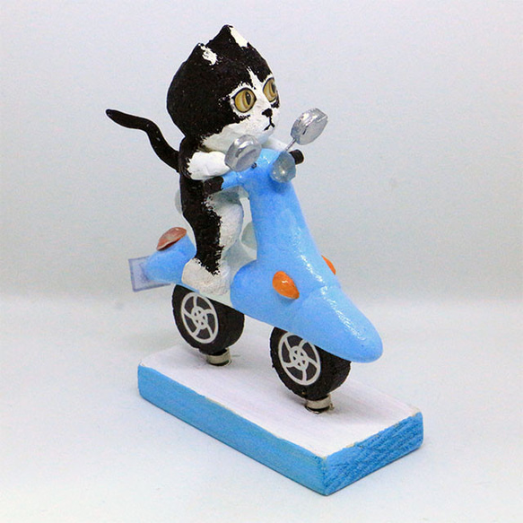 スクーターに乗るハチワレ猫 3枚目の画像