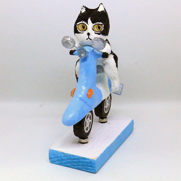 スクーターに乗るハチワレ猫 2枚目の画像