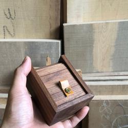 個性的なシャッター式ウォールナット無垢材　木製リング入れ/指輪入れ　アクセサリーボックス　１個 4枚目の画像