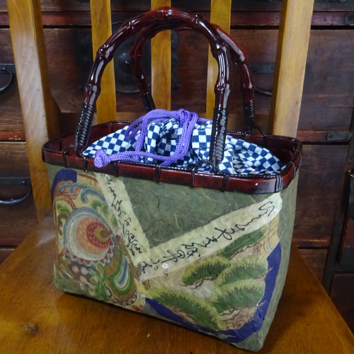 一閑張りバック 渋め和柄 緑色 巾着袋付き 持ち手バンブー かごバッグ  