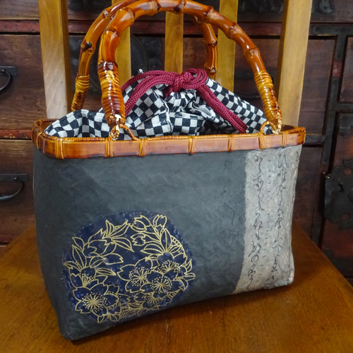 一閑張りバック 黒に円柄 巾着袋付き 持ち手バンブー かごバッグ