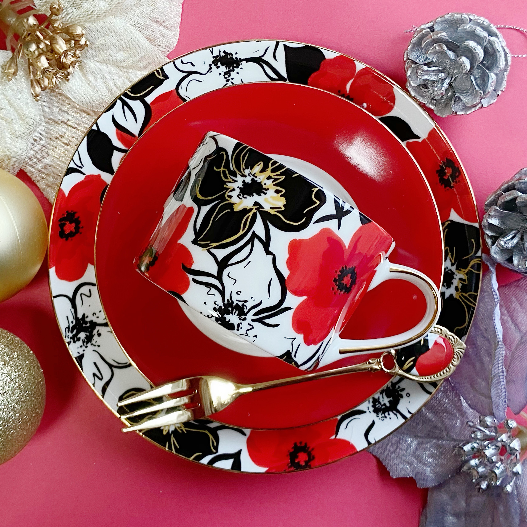 【クリーマ限定！】大人レッドの花柄ティーセット 4,675円