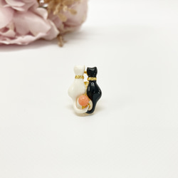 【コーラルジュエリー】ピンクサンゴと猫白と黒猫のピンバッチ 宝石珊瑚 ｐ004 2枚目の画像