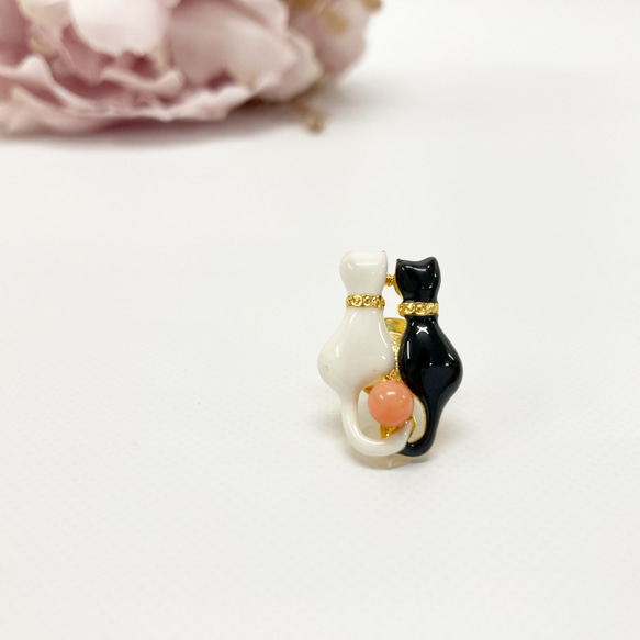 【コーラルジュエリー】ピンクサンゴと猫白と黒猫のピンバッチ 宝石珊瑚 ｐ004 3枚目の画像