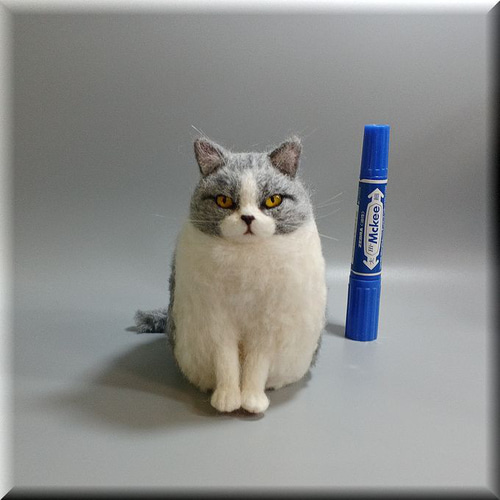 羊毛フェルト　猫(ハチワレ猫) 羊毛フェルト 猫 ハチワレ キーホルダー - メルカリ