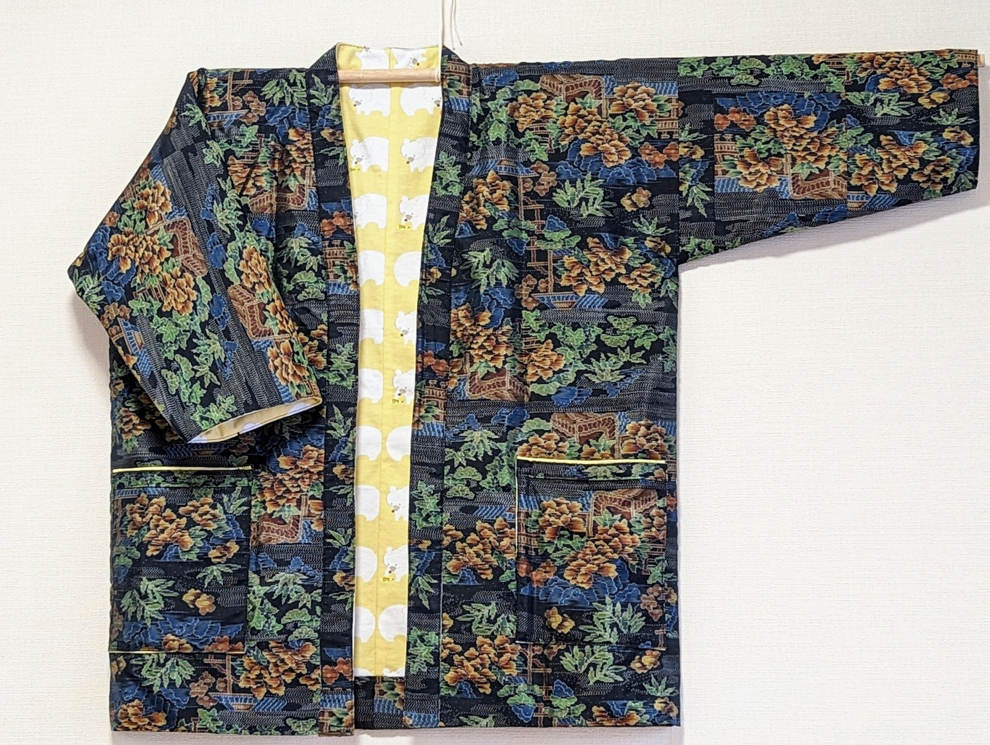 Creema限定　着物生地を使ったリバーシブルでも着れる半纏です。表は絹、裏は綿ニット。両方楽しめます。贈り物に!