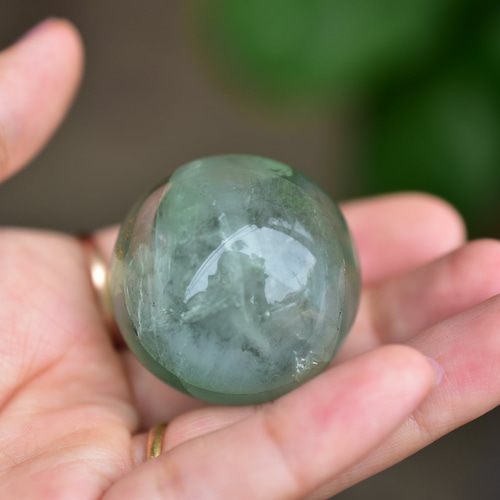虹入り☆台座付☆グリーンフローライトボール s629 天然石 Funky