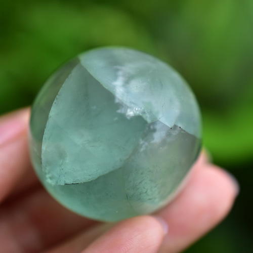 虹入り☆台座付☆グリーンフローライトボール s629 天然石 Funky