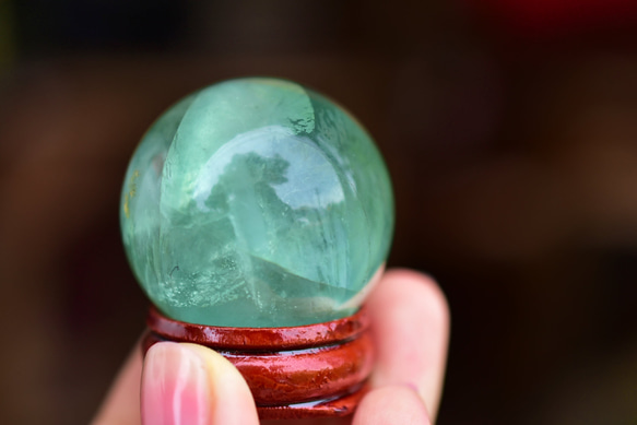 レインボー入り グリーン フローライト 虹入り☆台座付☆グリーンフローライトボール s629 天然石 Funky