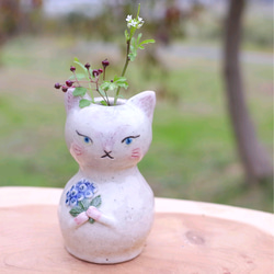 花束を持った白猫   ミニ花瓶  一輪挿し 1枚目の画像