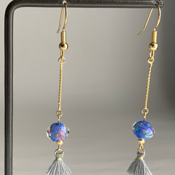 台湾風ミニフリンジとブルーガラスのピアス 1枚目の画像