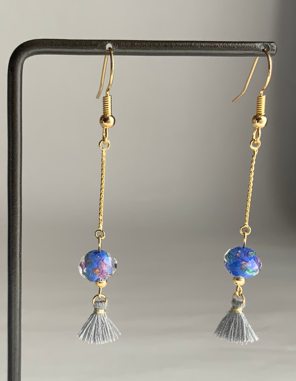 台湾風ミニフリンジとブルーガラスのピアス 1枚目の画像