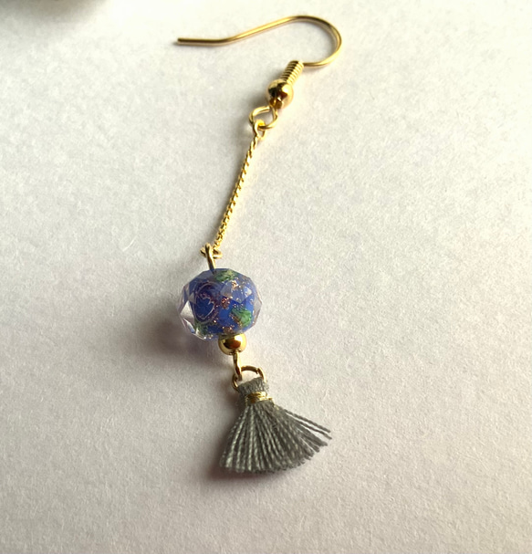 台湾風ミニフリンジとブルーガラスのピアス 10枚目の画像