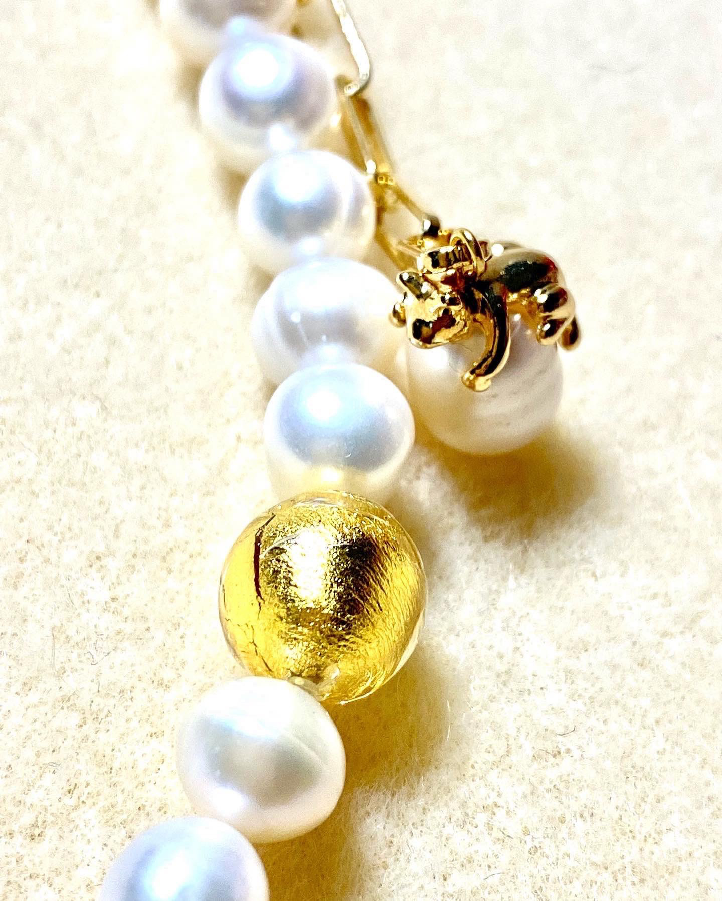 ☆送料無料☆ 猫が乗ってるよ❣️淡水パールとべネチアントンドのネックレス