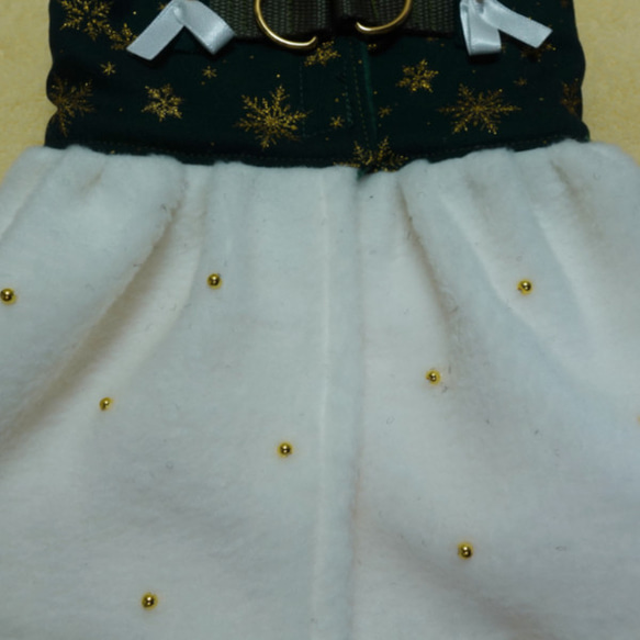 グリーンクリスマス　ゴールドラメ＆パール　× 　ホワイト　フリース　オールカバー　ハーネスワンピース 2枚目の画像