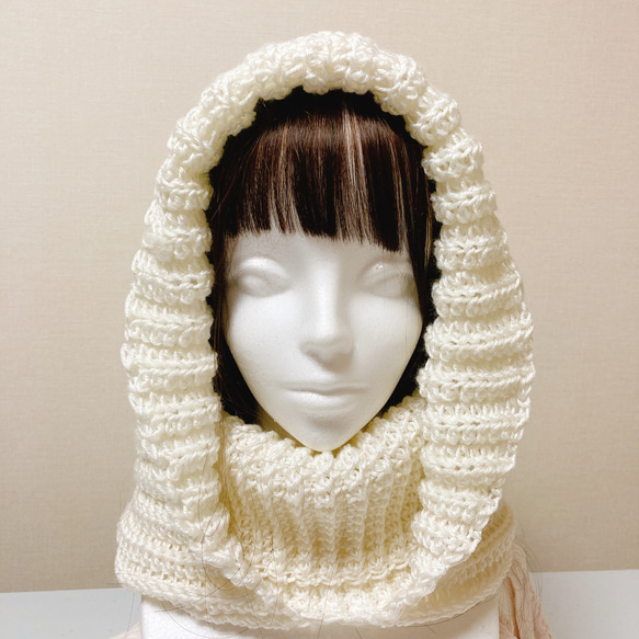 バラクラバ　ホワイト　手編み　フード付きネックウォーマー　男女兼用　シンプル 1枚目の画像