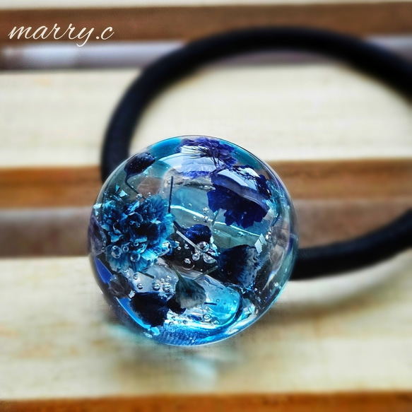 琉球ガラス入り～*ブルーの色彩あめ玉ヘアゴムmarry.c's