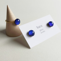 【ピアス&リングセット】一粒ガラスのリング&一粒ガラスのピアス　ロイヤルブルー（ゴールド） 1枚目の画像