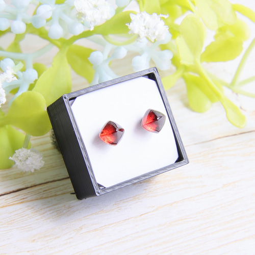 ガーネット シュガーローフカット マグネットピアス イヤリング