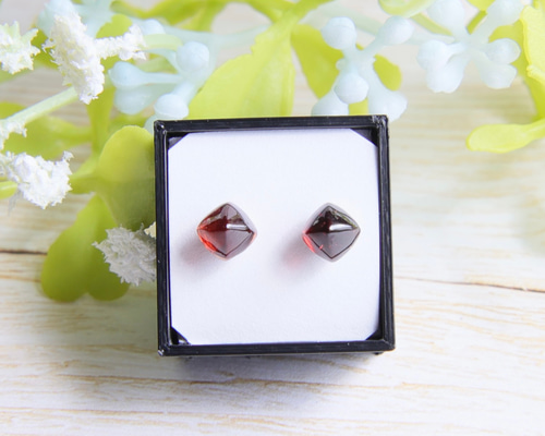 ガーネット シュガーローフカット マグネットピアス イヤリング