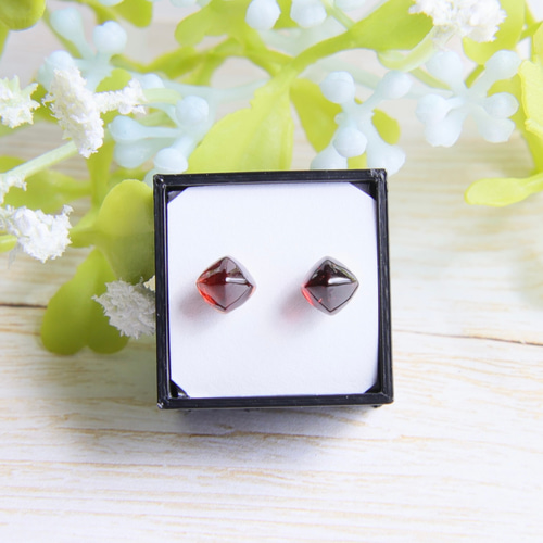 ガーネット シュガーローフカット マグネットピアス イヤリング