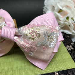 京都 西陣織 ピンク桜 × ピンク アシメリボンクリップ 3枚目の画像